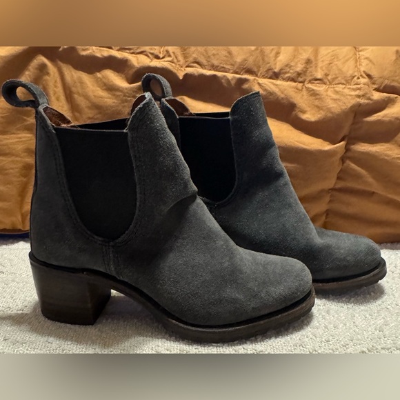 Frye Sabrina Chelsea Bootie size 8 Gray Suede - Picture 1 of 4